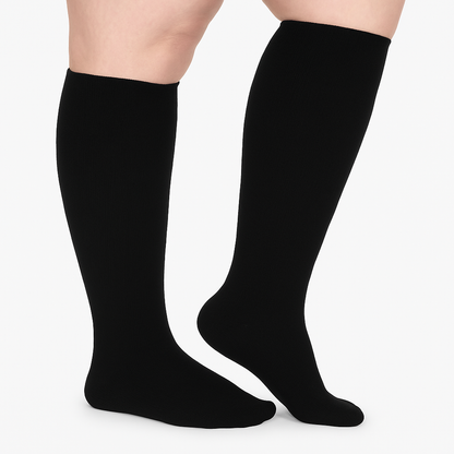 Schwarze Mevery Classic Kompressionsstrümpfe getragen – eleganter Look für Alltag und Büro